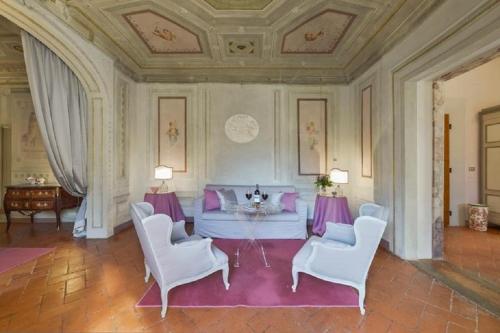 Maggio Frescoes by VacaVilla — 4-Star Luxury Hotel in Florence, Italy