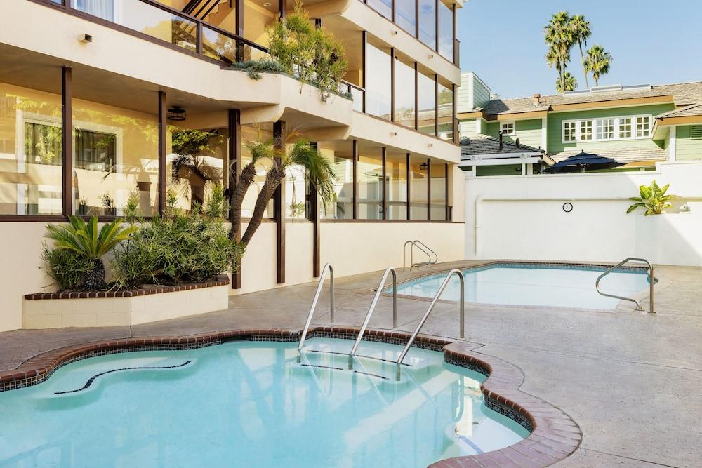 Pacific Edge Oceanfront Hotel - photo 3