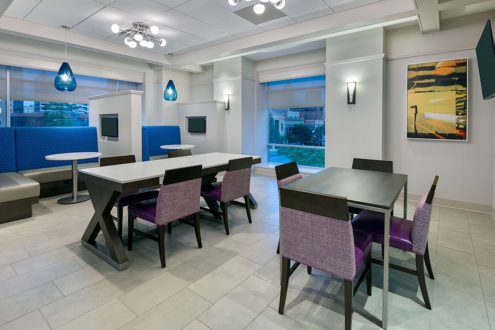 Hampton Inn & Suites Buffalo Downtown - photo 39