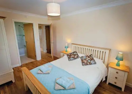 Oak Farm Lodges - carbon neutral hotel in Roydon