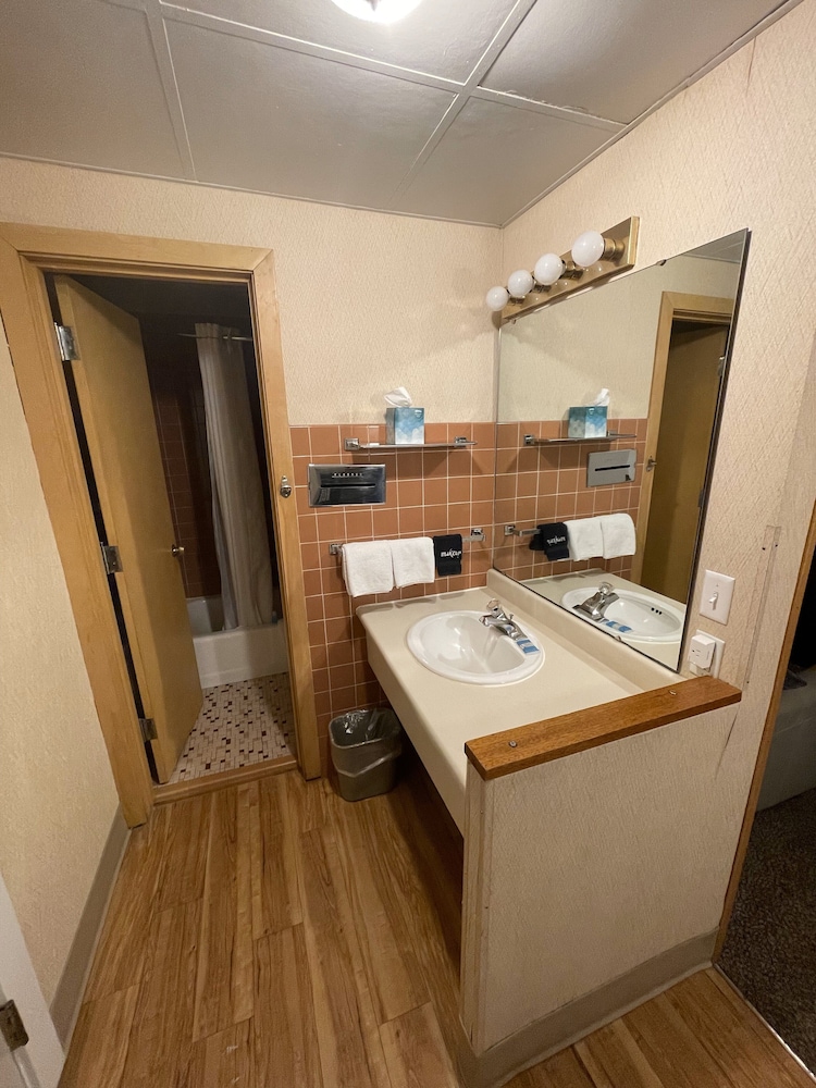The Mid Town Motel - photo 15