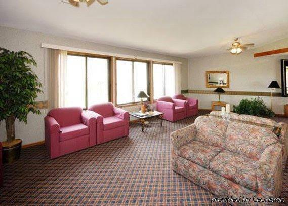 Econo Lodge Inn & Suites - photo 17