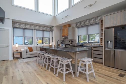 Skyview Oasis Modern Build 1 Mile from Downtown Black Mtn — Black Mountain — photo 2