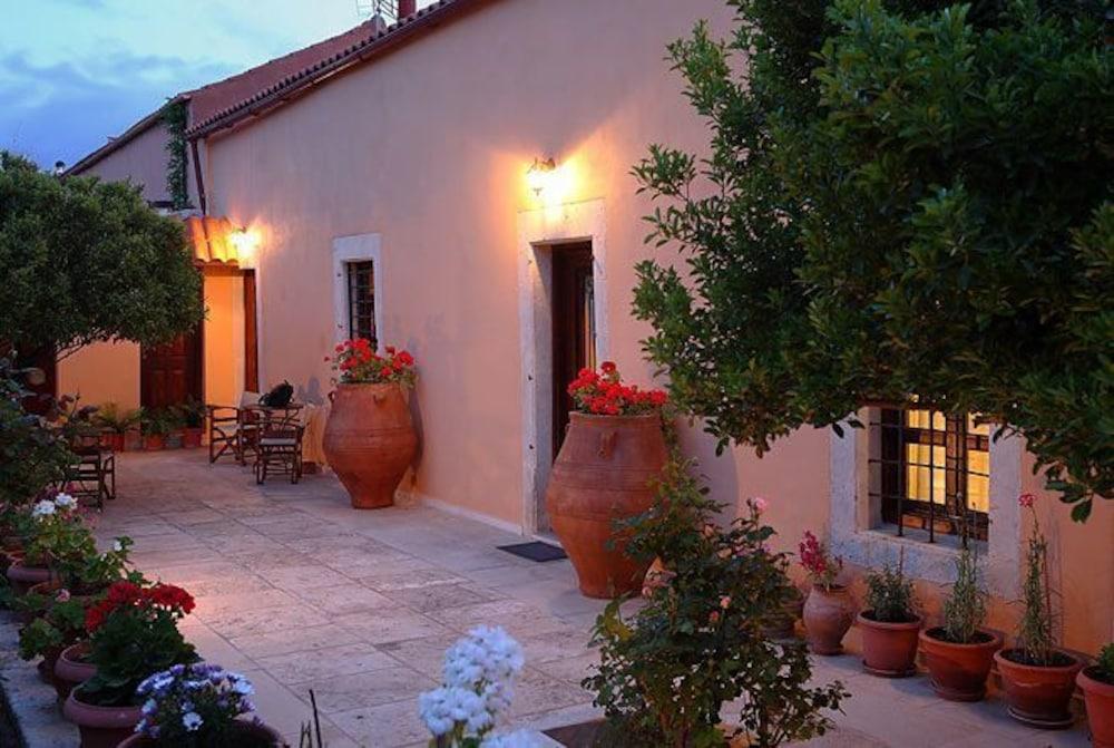 Arhontiko Villa — 4-Star Luxury Hotel in Irakleion, Greece