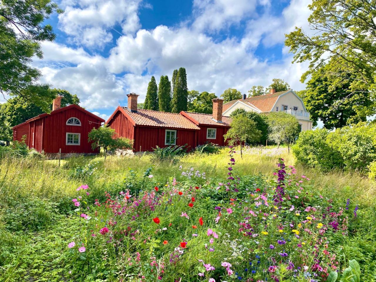 Heritage listed country cottages — hotel in Eskilstuna