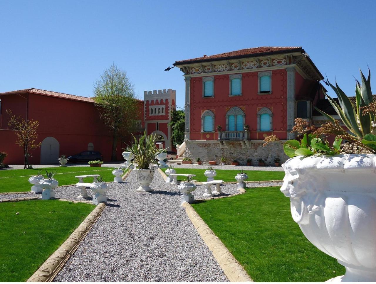 Villa Garuti Appartements — 4-Star Luxury Hotel in Padenghe Sul Garda, Italy