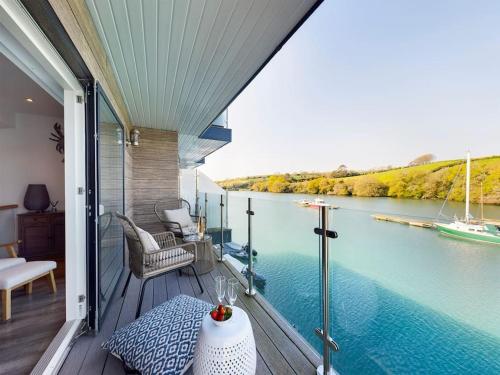 1 The Boatyard Water fronted town location & parking for 2 cars in Kingsbridge, United Kingdom