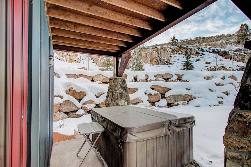 Fairway Ski and Golf Retreat by Avantstay Blocks From the Ski Lift Beautiful Views w Hot Tub - photo 16