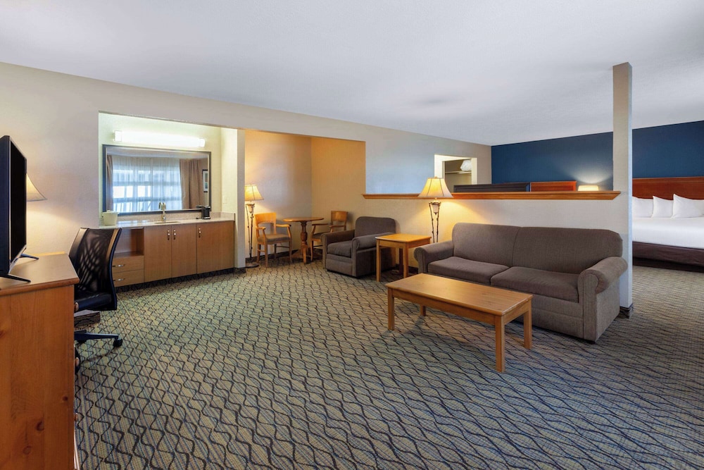 Baymont by Wyndham St. Ignace Lakefront - photo 19