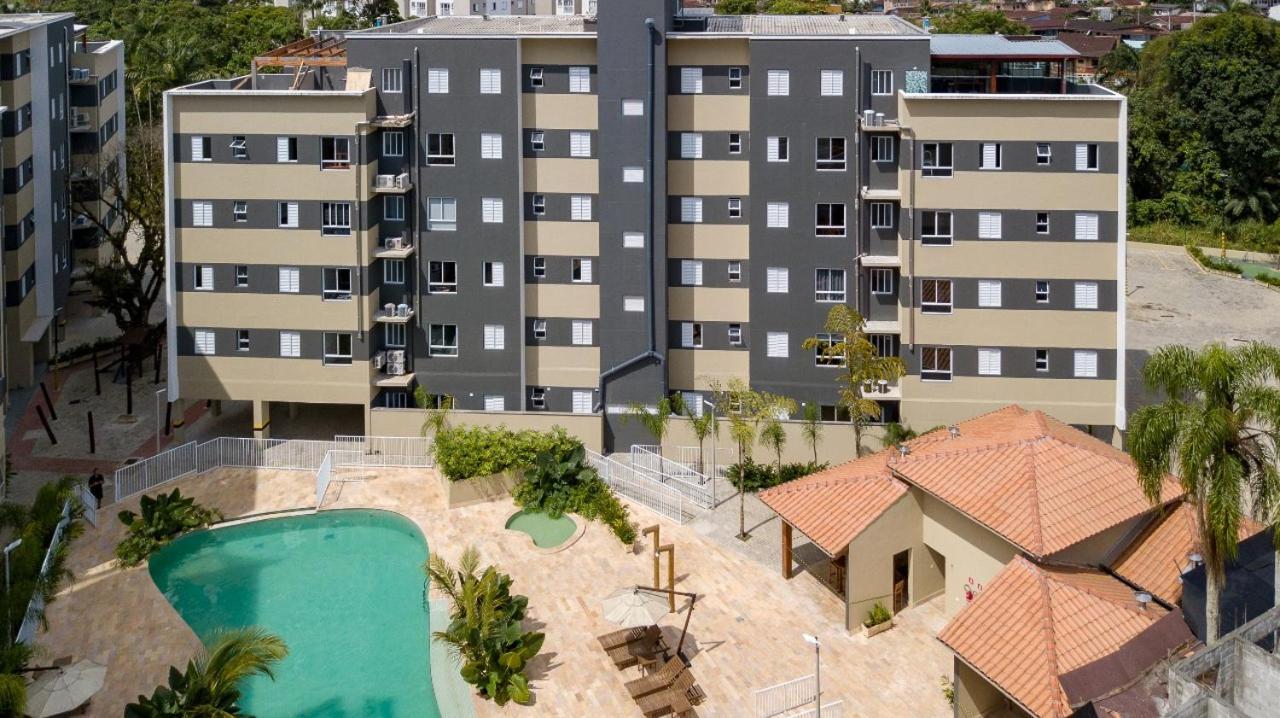 Apto 2 Dorms 1 Suíte JP2 Home Resort Ubatuba Churrasqueira Gourmet Ar Condicionado Piscinas Sauna e Salão de Jogos in Ubatuba, Brasil