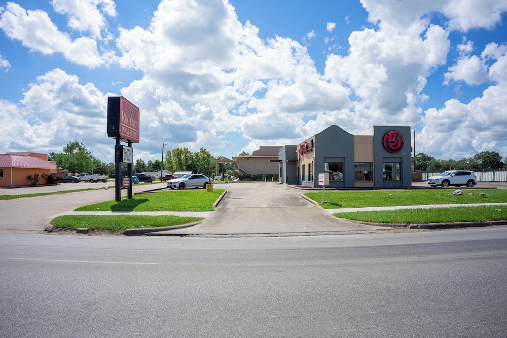 Econo Lodge - carbon neutral hotel in Bay