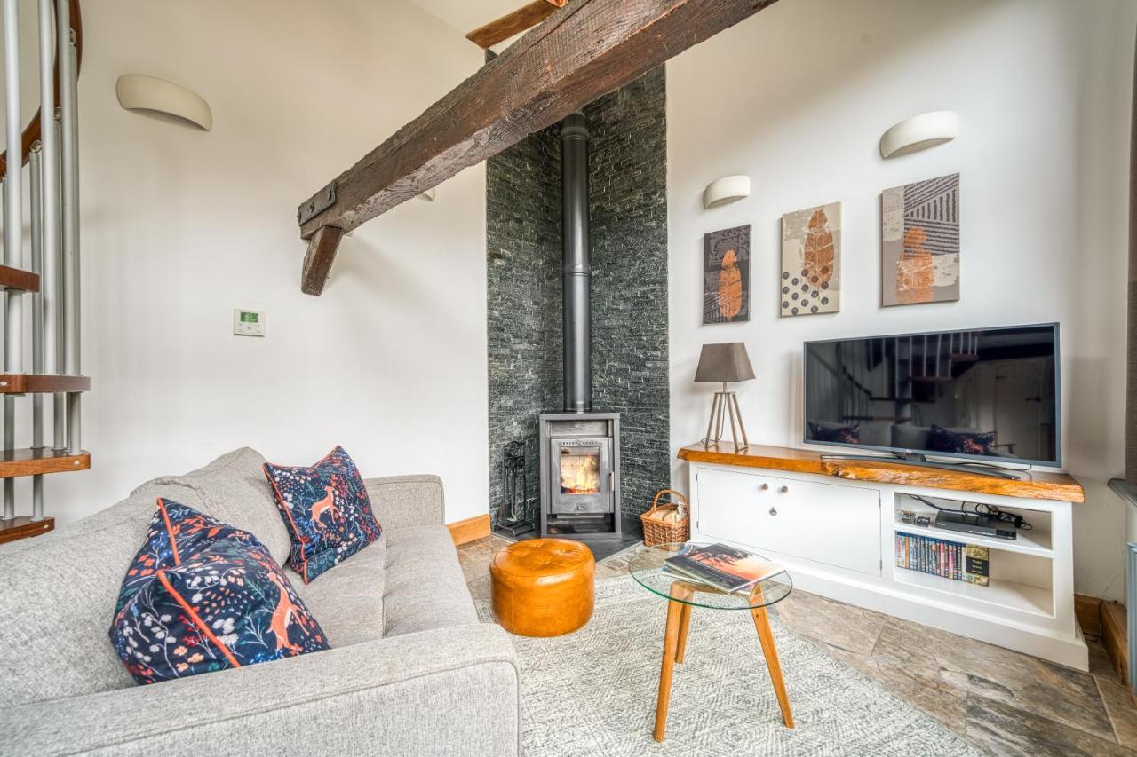 Beautiful Cottage in New Forest with Wood Burner — 4-Star Luxury Hotel in Redlynch, United Kingdom