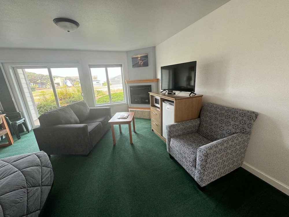 Sunset Oceanfront Lodging - photo 13