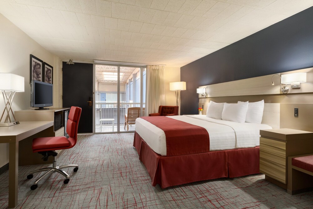 Ramada by Wyndham Clarion - photo 6