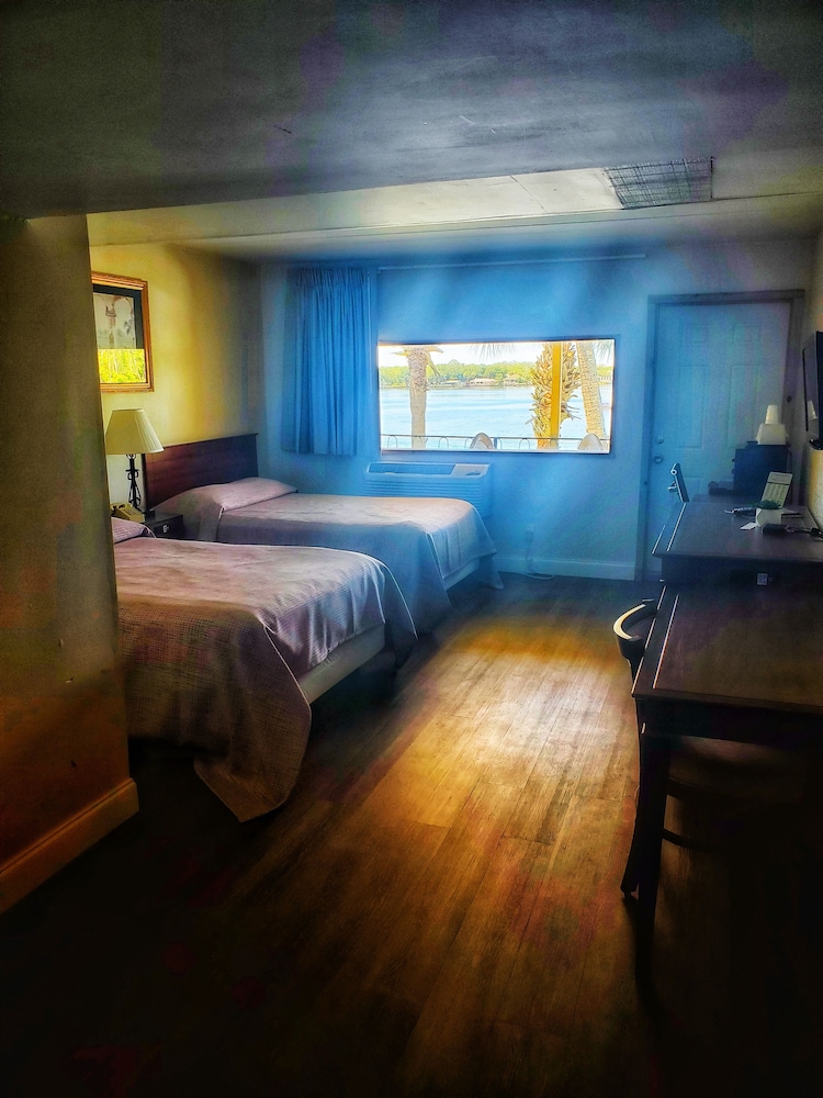 The Port Hotel & Marina - photo 11