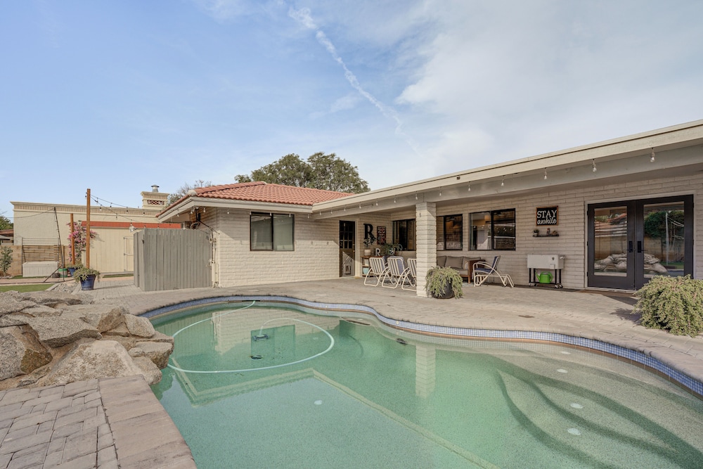 Luxurious Outdoor Oasis Spacious Mesa Retreat in Mesa, United States