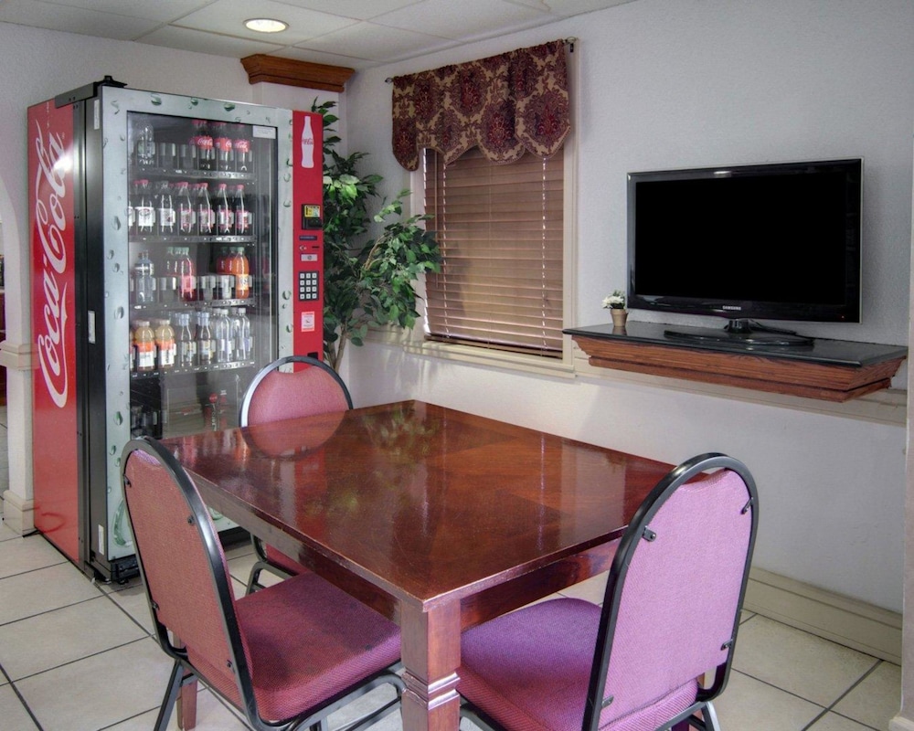 Econo Lodge & Conference Center - photo 37