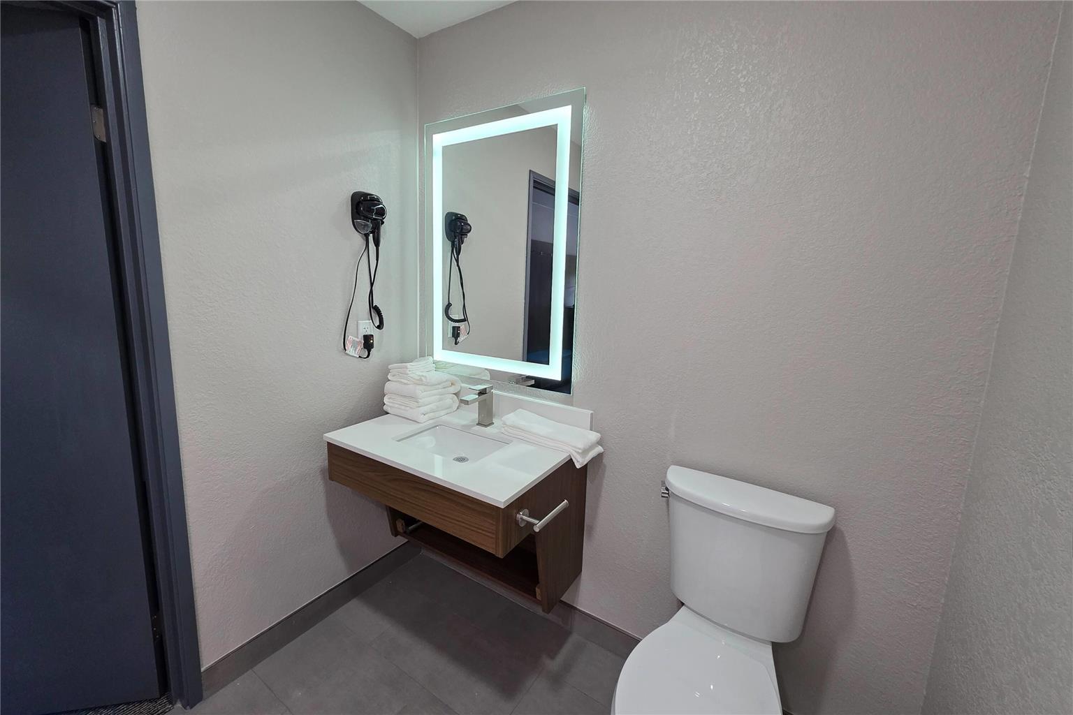 Days Inn & Suites by Wyndham Brandon Amphitheater - photo 40