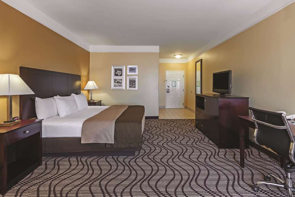 La Quinta Inn & Suites by Wyndham Angleton - photo 21