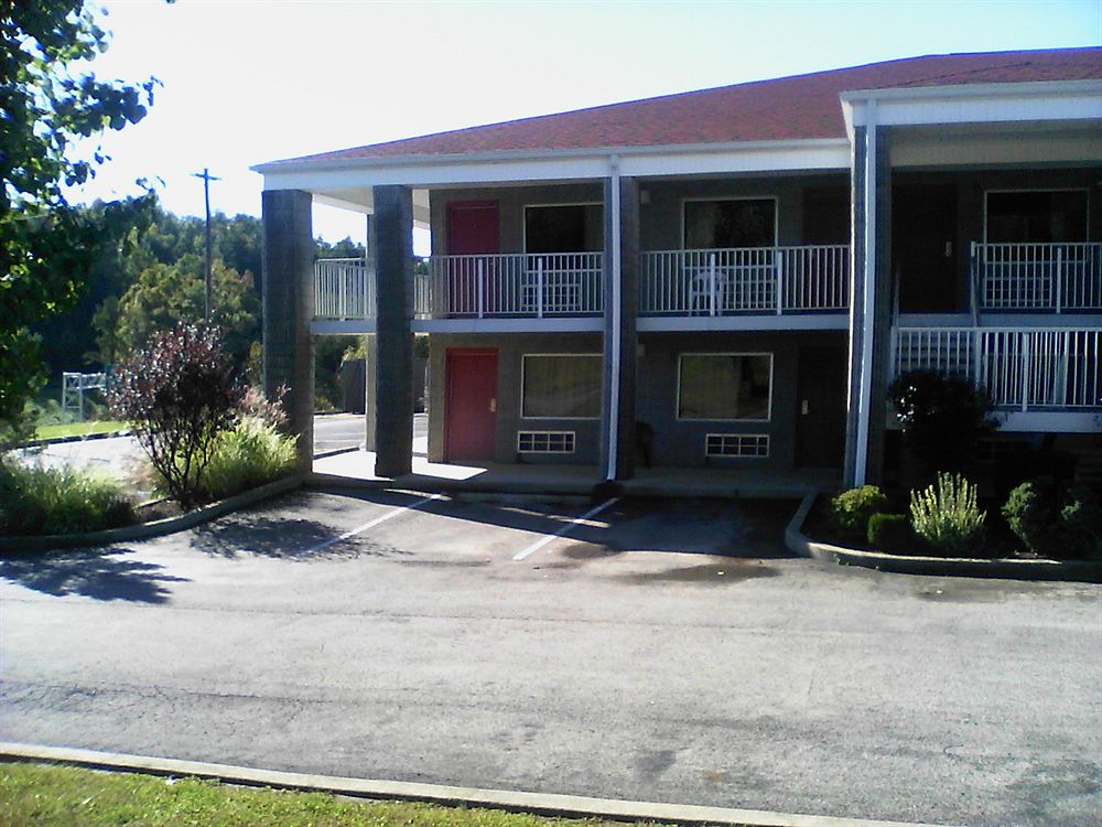 Campton Parkway Inn - photo 51