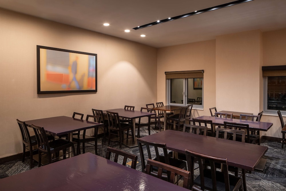 Embassy Suites by Hilton New York Manhattan Times Square - photo 92