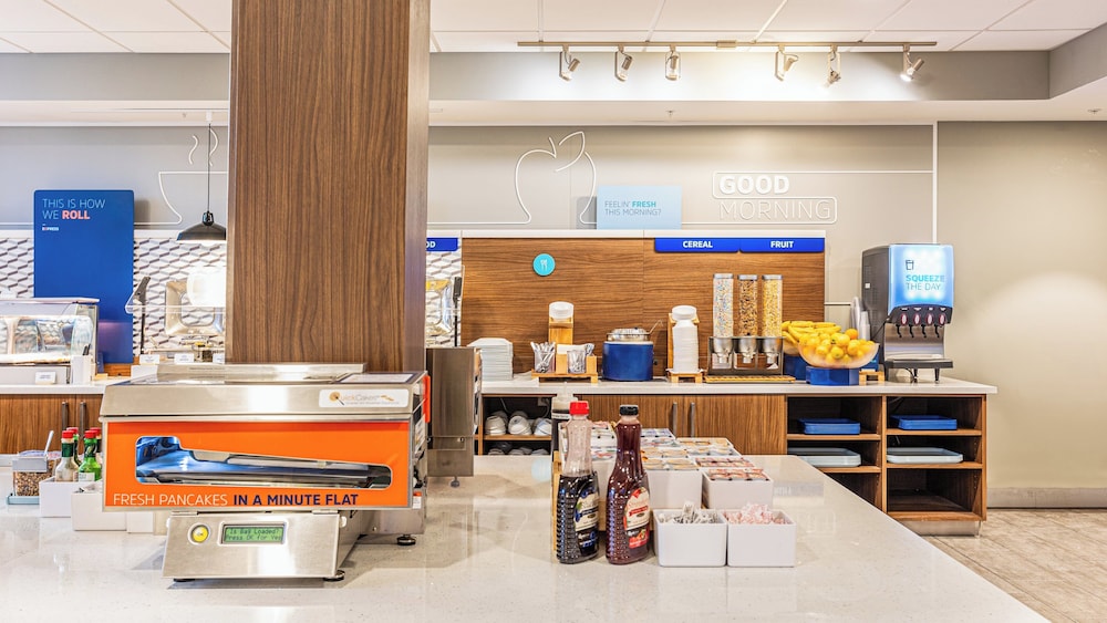 Holiday Inn Express & Suites Panama City Beach Beachfront by IHG - photo 72