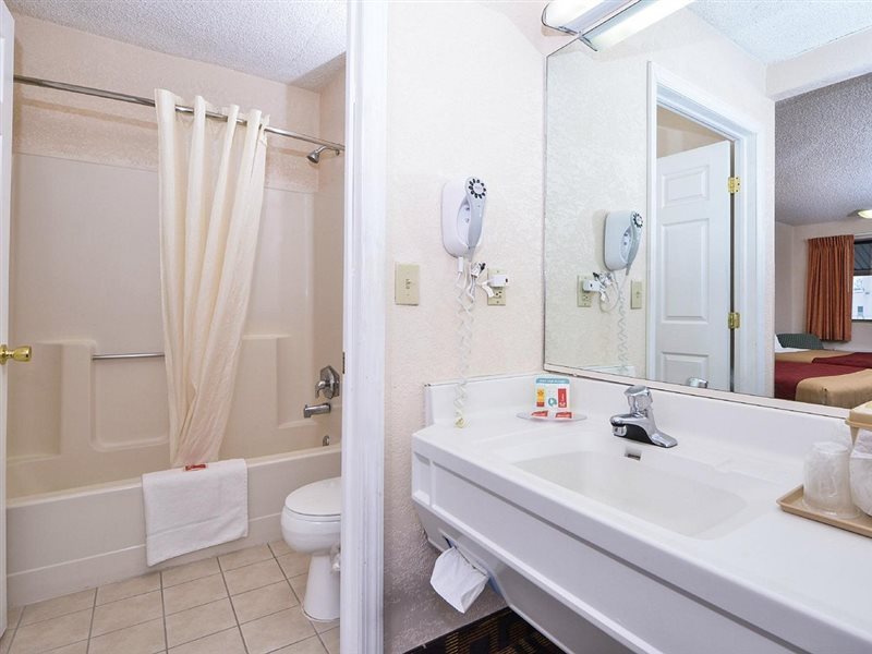 Econo Lodge Bellmawr - photo 9