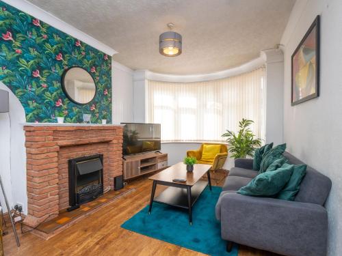 Spacious 3BR Home with Driveway Near NEC & Airport — 4-Star Luxury Hotel in Birmingham, United Kingdom