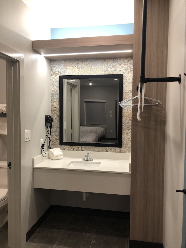 Hotel Solara Hobby Airport - photo 14