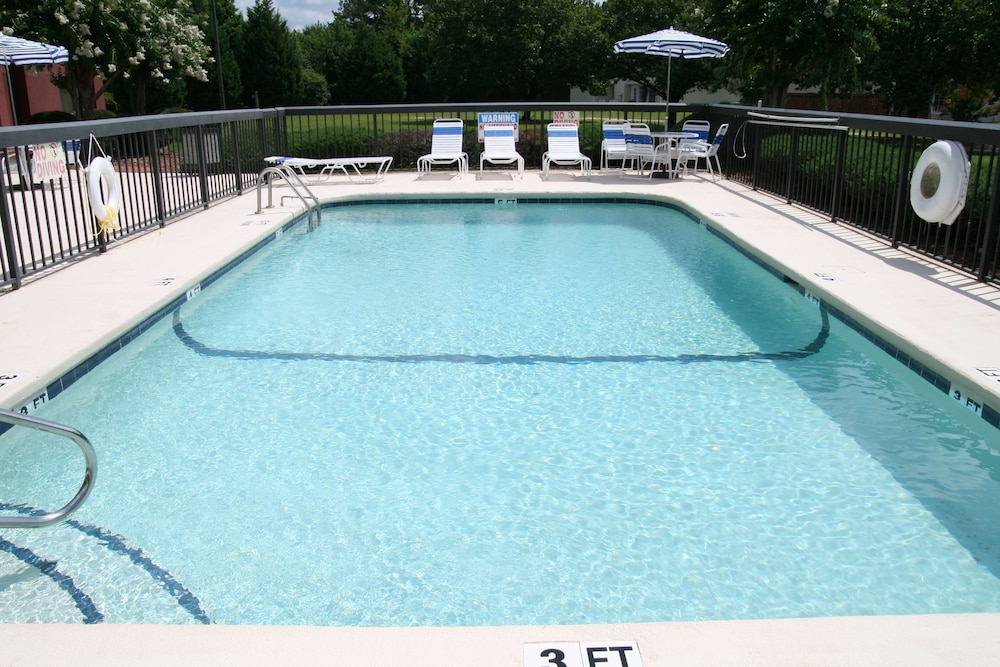 Hampton Inn Laurinburg - photo 17
