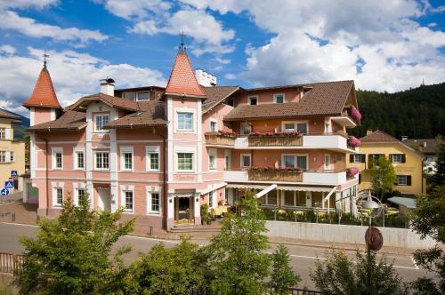 Blitzburg - carbon neutral hotel in Brunico