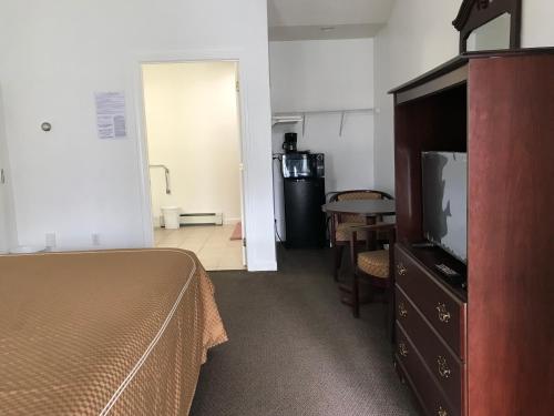 Exit 5 Motel and Cottages - photo 44