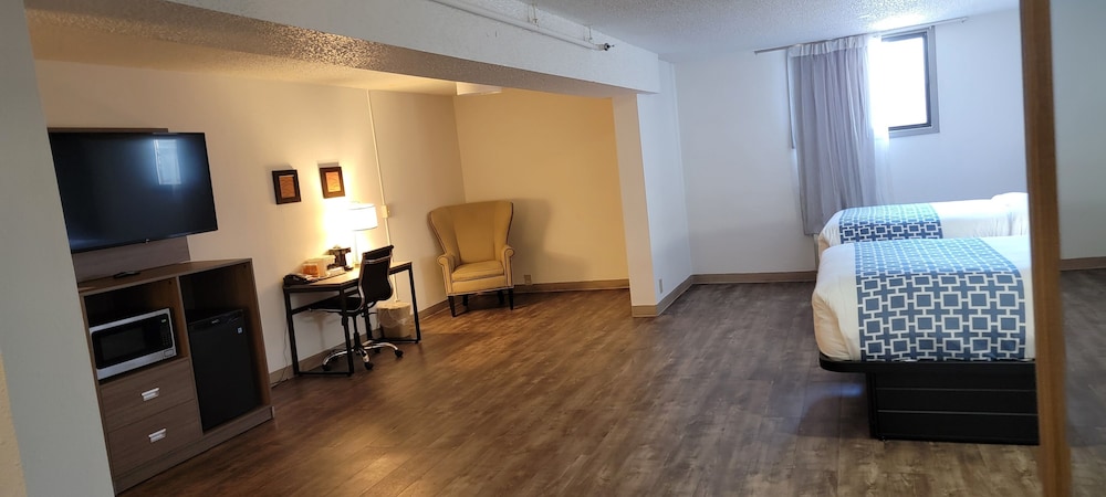 Clarion Inn & Suites and Convention Center - photo 10