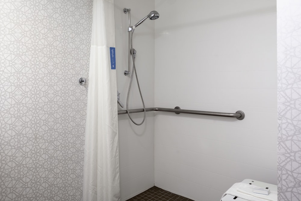 Hampton Inn & Suites Concord Charlotte - photo 22