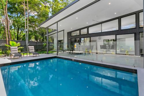 Tiino Villa with Heated Pool Clifton Beach — 4-Star Luxury Hotel in Clifton Beach, Australia