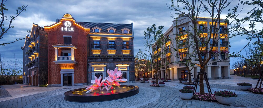 Holiday Inn Express Shanghai Tourist Resort — 4-Star Luxury Hotel in Shanghai, People's Republic of China