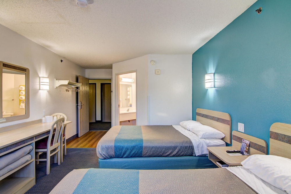 Econo Lodge Menomonie - photo 36