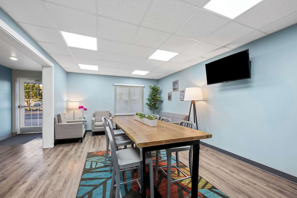 WoodSpring Suites Hobbs - photo 3