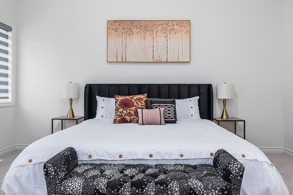 Luxury Villa 5BR 4.5 Bath — 4-Star Luxury Hotel in Wasaga Beach, Canada