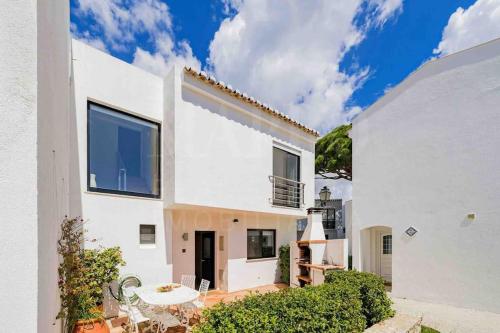 Stunning 3 bed Villa in Vale do Lobo with Resort Membership 3 mins From Beach and Golf — 4-Star Luxury Hotel in Loule, Portugal