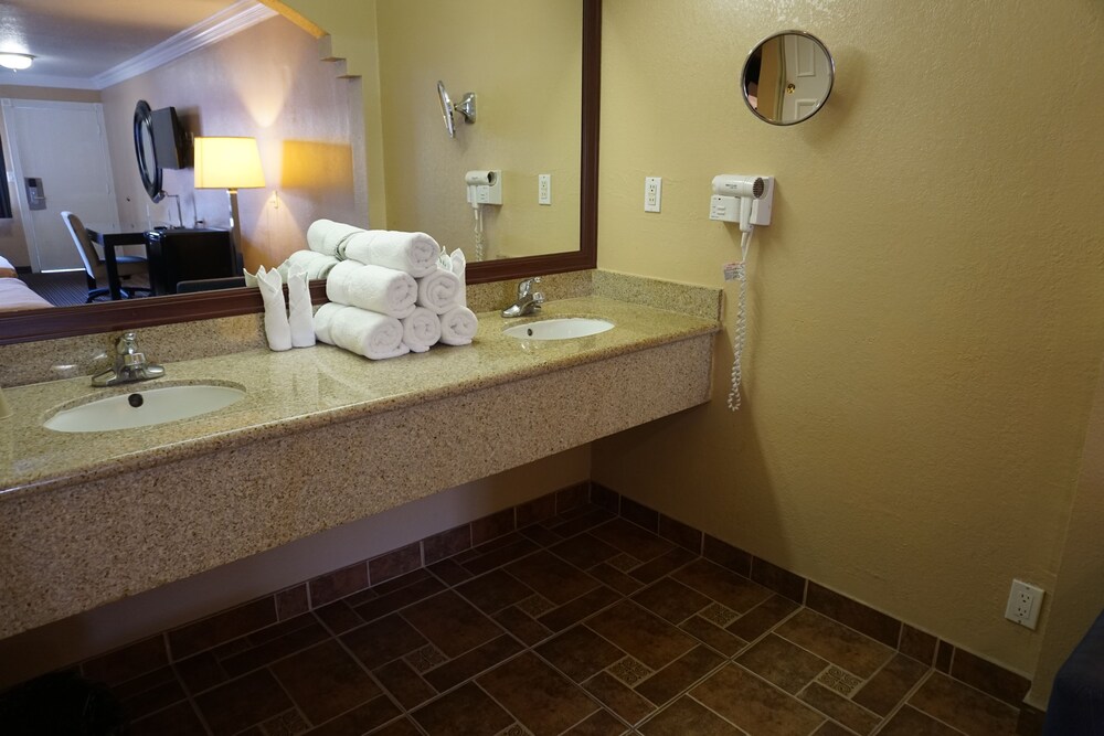 Hollywood Inn Express South - photo 29