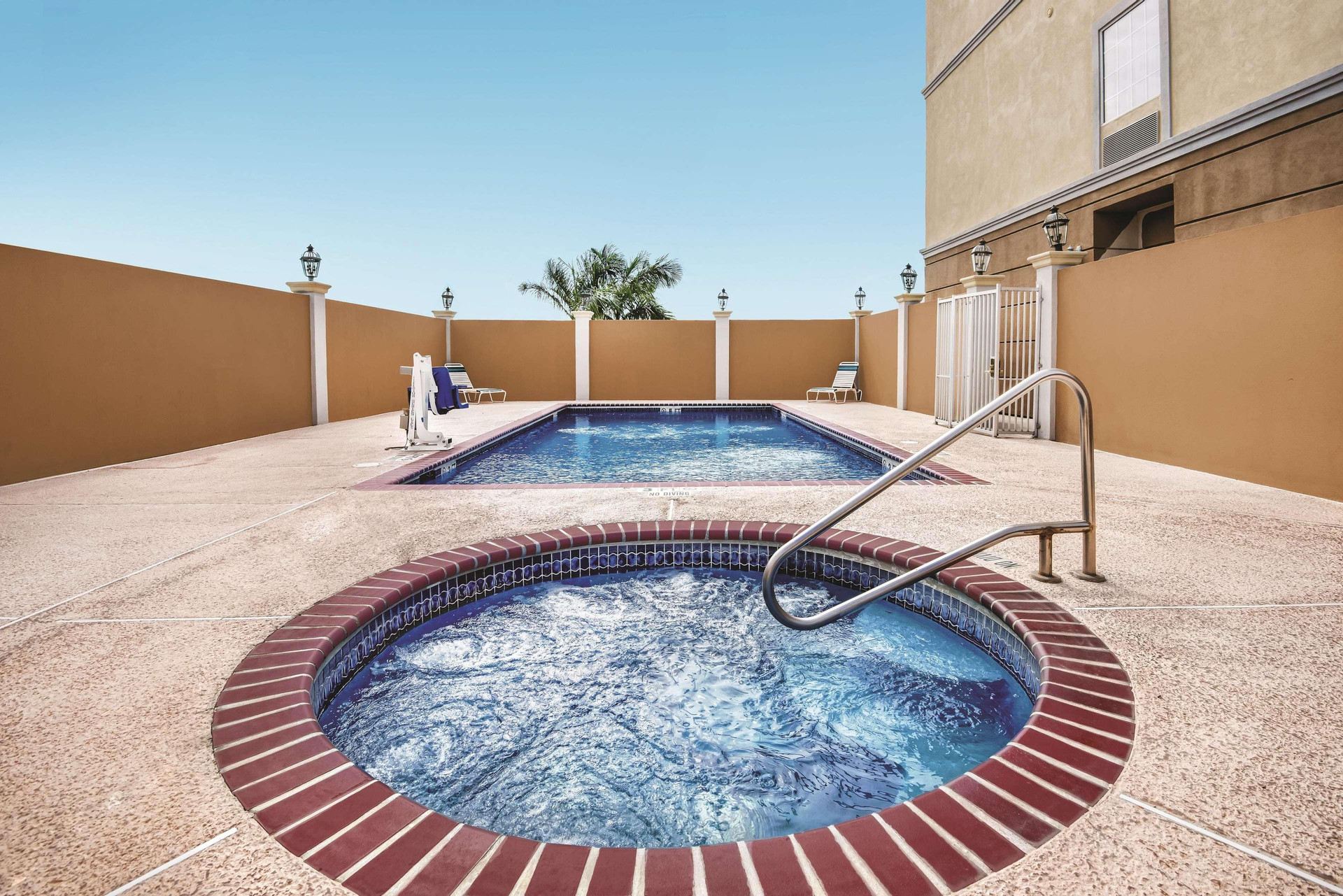 La Quinta Inn & Suites by Wyndham Mercedes Outlet Mall - photo 2