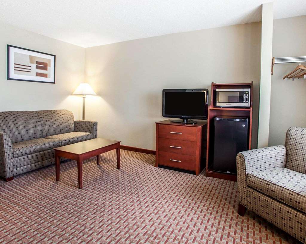 Quality Inn & Suites Davenport near I 80 - photo 16