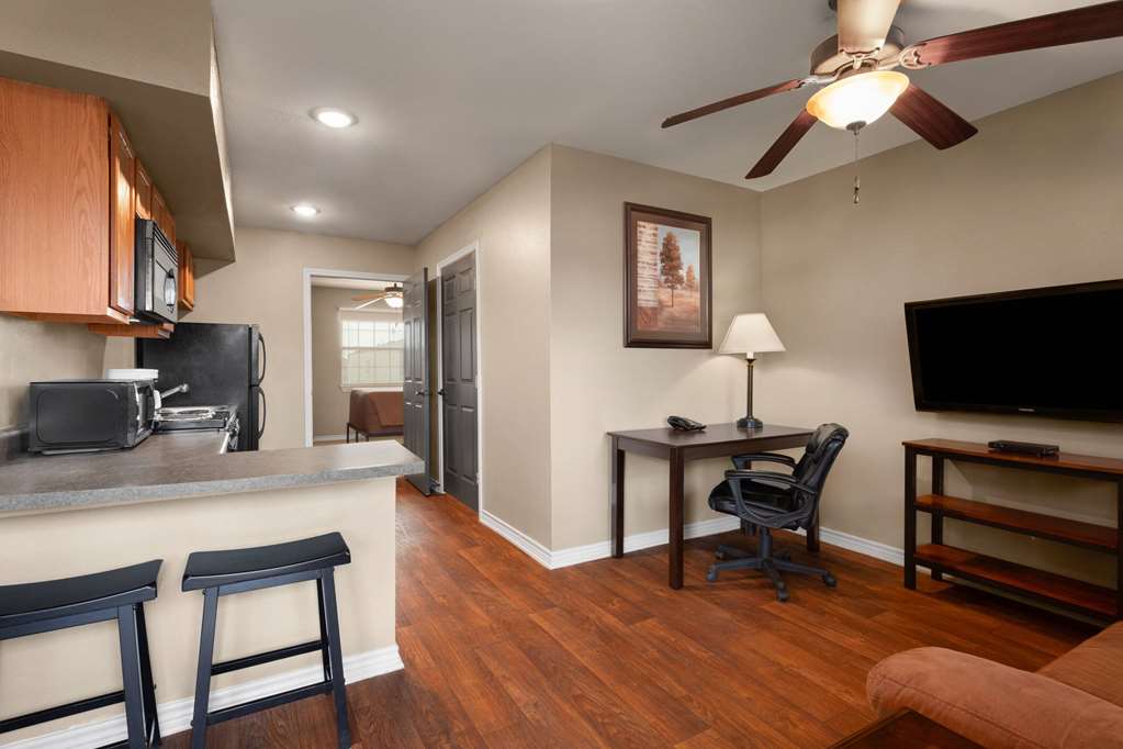 Eagle's Den Suites Cotulla a Travelodge by Wyndham - photo 17