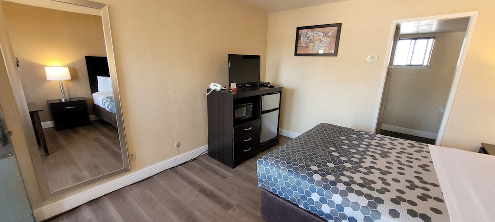 Econo Lodge Sacramento Convention Center - photo 6