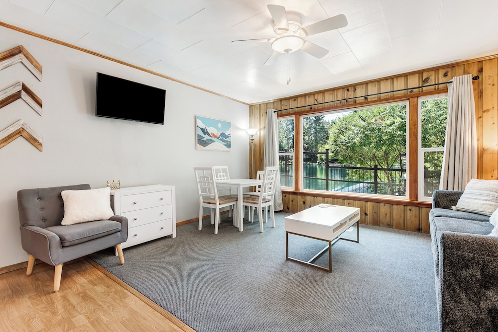 Bend Riverside Inn & Suites - photo 252