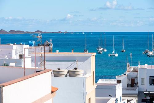 Cozy Studio for Solo Traveller or Young Couple with Stunning View to the Ocean in Corralejo, Spain