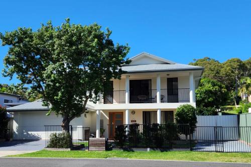 Akoya House 122 Tomaree Rd Pet friendly linen air conditioning WiFi and boat parking — 4-Star Luxury Hotel in Shoal Bay, Australia