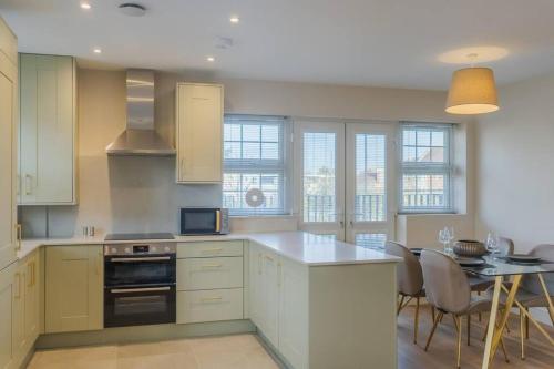2 Bed Retreat Parking VAT Q By Tempstay — 4-Star Luxury Hotel in Windsor, United Kingdom