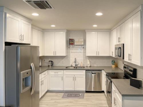 Modern 3br 2ba With Game Hallway Pets Welcome — Phoenix